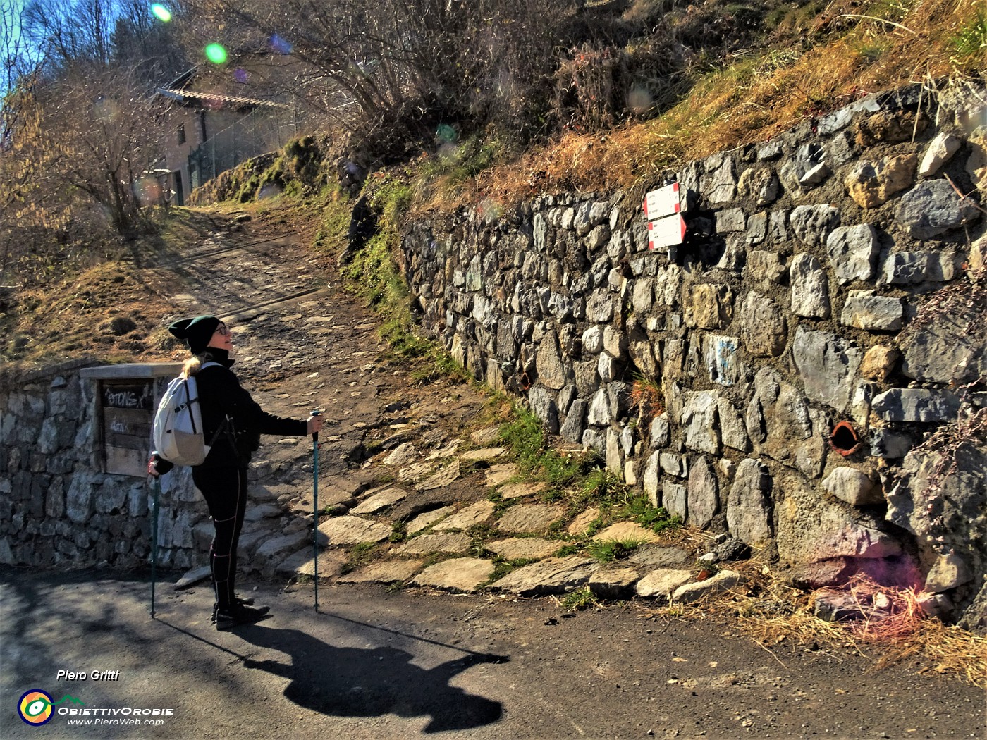 16 Avvio del sentiero per il Monte Castello da via Castello di Valpiana.JPG